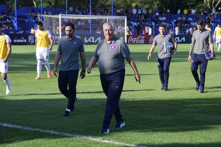 Carlos Jara Saguier (segundo de izq. a der.), Jorge Martín Núñez (tercer de izq. a der.) y Nelson Cabrera integrantes del cuerpo técnico de Cerro Porteño.