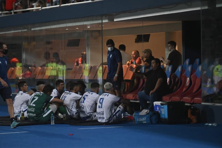 Humberto García (d) decidió no ingresar al vestuario durante el entretiempo y dio la charla en el banco de suplentes del Sportivo Ameliano.