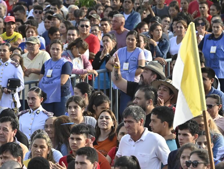 Un ciudadano indignado irrumpió a los gritos al final de la misa central de Caacupé hoy, antes de la lectura de la Carta al Pueblo Paraguayo.