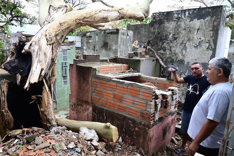 Visitantes muestran los destrozos en un panteón familiar del cementerio del Sur.