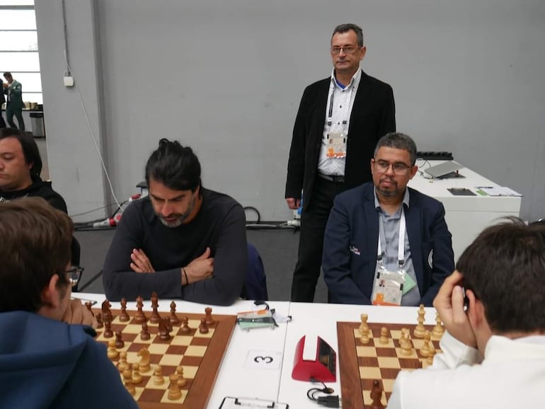 Los grandes maestros de Paraguay José Cubas (izq.) y Neuris Delgado en la quinta ronda, ayer.