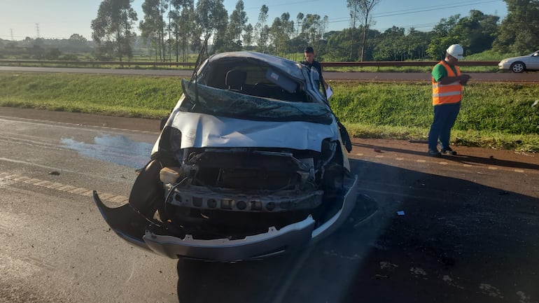 El vehículo quedó con serios daños tras el accidente.