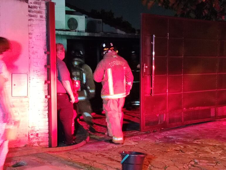 Bomberos de la 5ª Compañía de Lambaré lograron controlar las llamas.