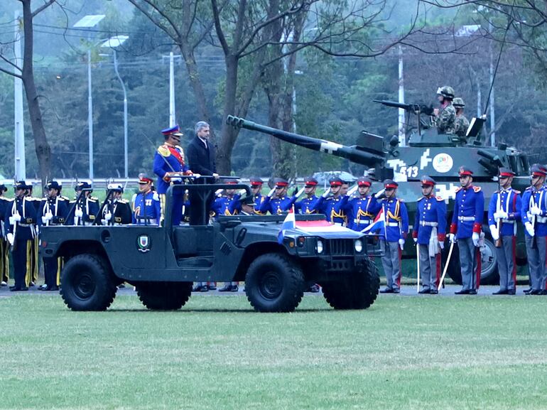 Mario Abdo Benítez pasa revista durante el acto de recordación del Día del Ejército Paraguayo acompañado del Gral. de Brigada Miguel Anival Escurra Hermosilla, comandante de la 3ª División de Infantería.