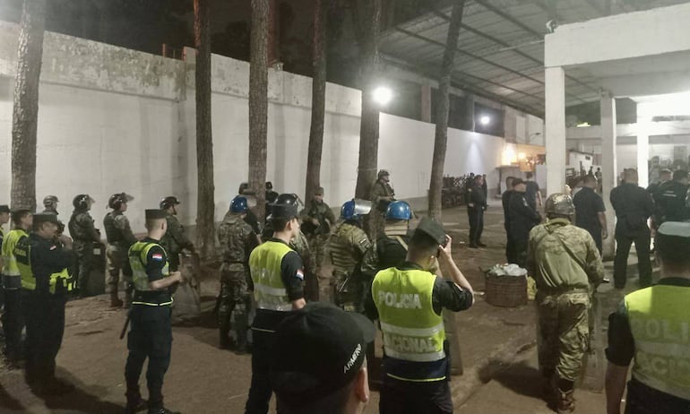 Un importante contingente policial fue desplegado para ejecutar el procedimiento.