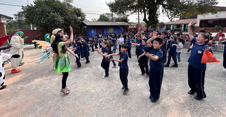 En el marco del programa de festejos en las escuelas se realiza la presentación de la obra de teatro “Sé Feliz”.