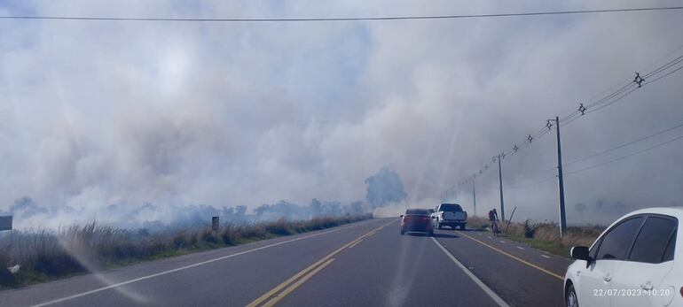 Siguen las quemazones: reportan incendio en la ruta Luque - San Bernardino