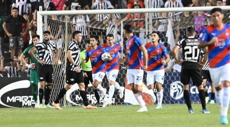 Cecilio Domínguez y los jugadores de Cerro Porteño, tras el tanto del empate ante Libertad.