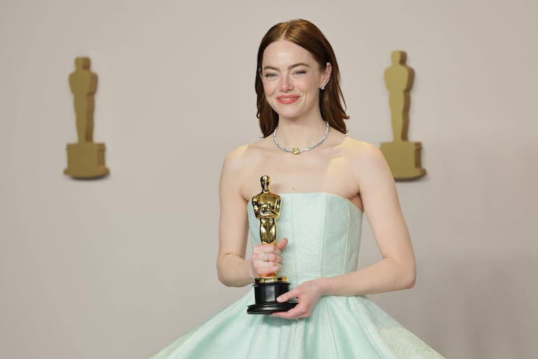 Emma Stone, la ganadora del premio Oscar a la mejor actriz protagónica por su participación en 'Poor Things' optó por un maquillaje "no make up".