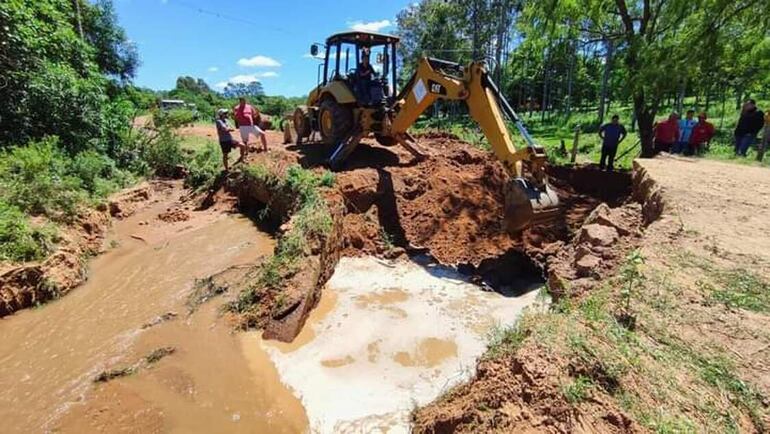 En Quyquyhó la Gobernación también reparó el camino vecinal de la compañía Cerro Guy.