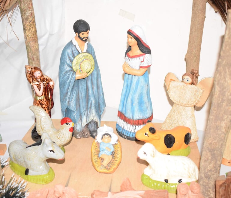 El pesebre con las figuras tradicionales. 