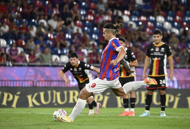 Francisco da Costa pateando el penal para Cerro Porteño