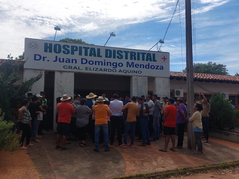 Familiares del fallecido protestan frente al Hospital Distrital de Gral. Aquino.