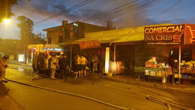 Los bomberos sofocaron el incendio en un local comercial, en el barrio La Blanca de Ciudad del Este.