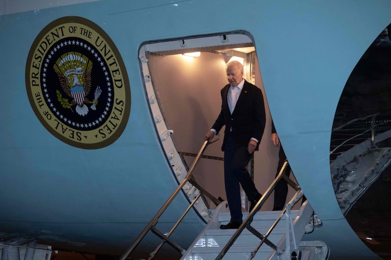 El presidente estadounidense Joe Biden desembarca del Air Force One en la base aérea de Galeão en Río de Janeiro, donde llega para asistir a la Cumbre del G20.