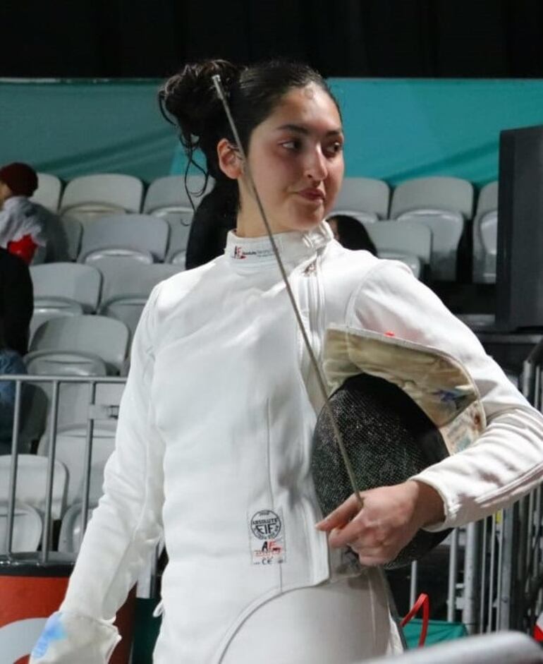 La esgrimista nacional Montserrat Viveros (22 años) se lamenta tras su eliminación en cuartos de final en Santiago 2023.