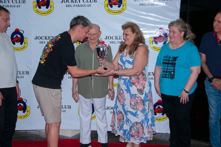 La gente del stud H.C. recibió un trofeo de manos de los familiares de Julio Agustín Cartasso (c).