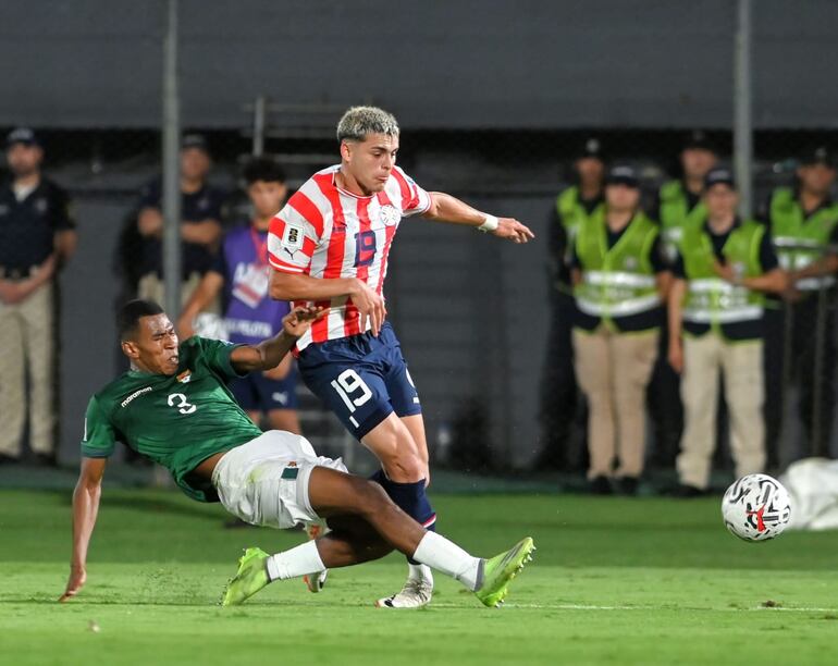 Ramón Sosa, futbolista de la selección paraguaya, al momento de la lesión en el tobillo derecho en el partido contra Bolivia por las Eliminatorias Sudamericanas al Mundial 2026.