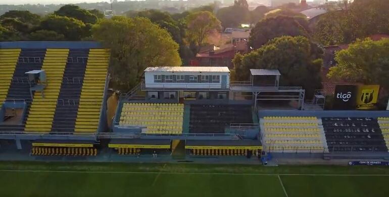 Vista del sector preferencial del estadio de Guaraní, con el emblemático Tobogán a la izquierda.