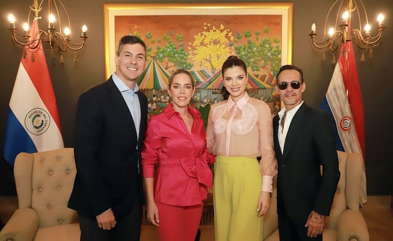 La nueva "Embajadora Turística del Paraguay" posando feliz junto a Marc Anthony, el presidente de la República, Santiago Peña, y la primera dama, Leticia Ocampos. (Instagram/Leticia Ocampos)