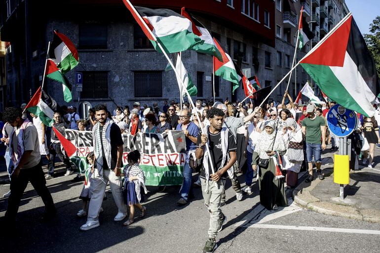 La gente porta banderas palestinas mientras participa en una manifestación en apoyo del pueblo palestino. El dictamen emitido por la Corte Internacional de Justicia (CIJ), que declara ilegal la ocupación por parte de Israel de los territorios palestinos desde 1967, es muy “coherente” con las posiciones de la UE, afirmó el sábado el jefe de la diplomacia europea, Josep Borrell.