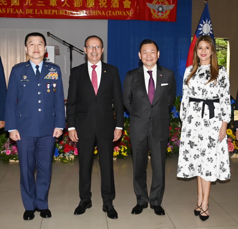 El Gral. del Aire, Subjefe del Estado Mayor Conjunto del Ministerio de Defensa de Taiwán, Cheng, Jung-Feng, el ministro de Defensa, Óscar González, el embajador de China (Taiwán), José Chih - Cheng Han y Melva De Gracia.