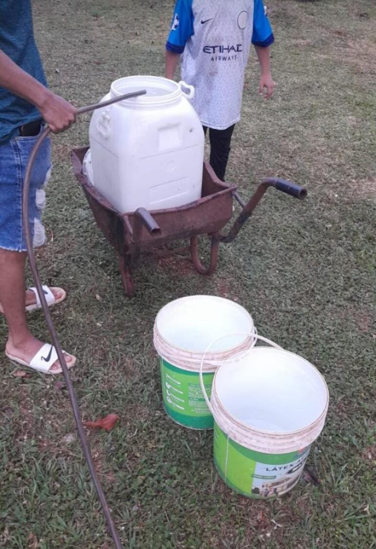 Relocalizados por la EBY reclaman abandono y falta de acceso continuo a agua.