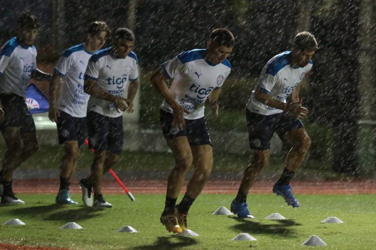 El último entrenamiento en Ypané se realizó bajo una intensa lluvia.