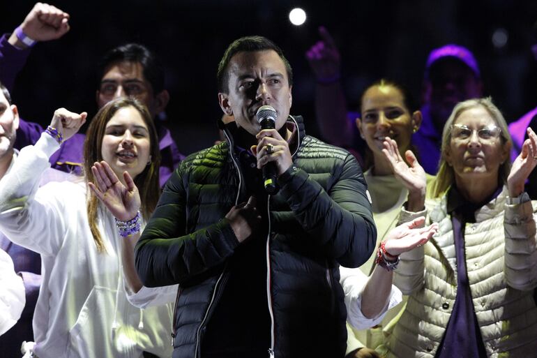 El presidente y candidato a la presidencia de Ecuador, Daniel Noboa habla durante un evento de cierre de campaña.