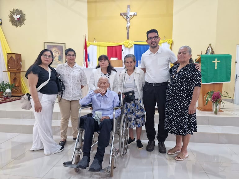 El párroco de la ciudad de San Antonio, presbítero Marcos Fretes, con la familia de don Cosme González, tras misa de acción de gracia.