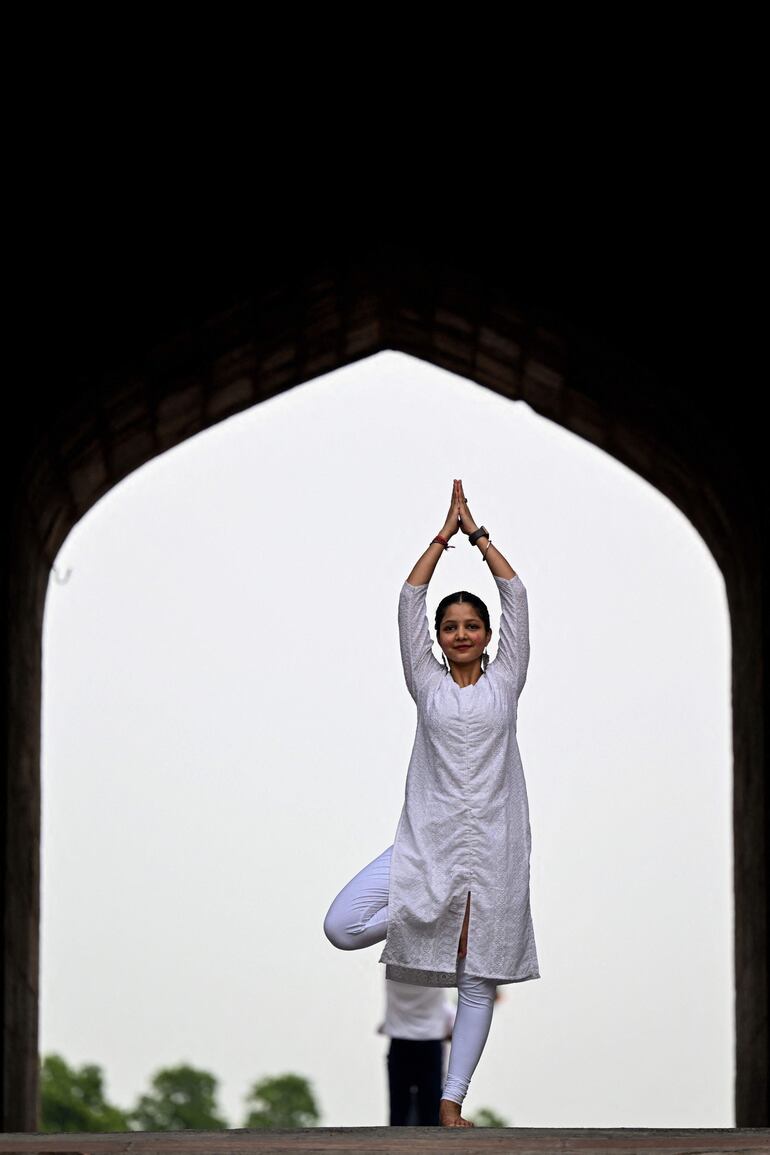 Una mujer hace la postura del árbol en el antiguo fuerte Purana Qila, en Nueva Delhi. 