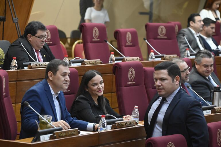 Los  cartistas Néstor Castellano, Jazmín Narváez y Alejando Aguilera (d), ayer durante la sesión.