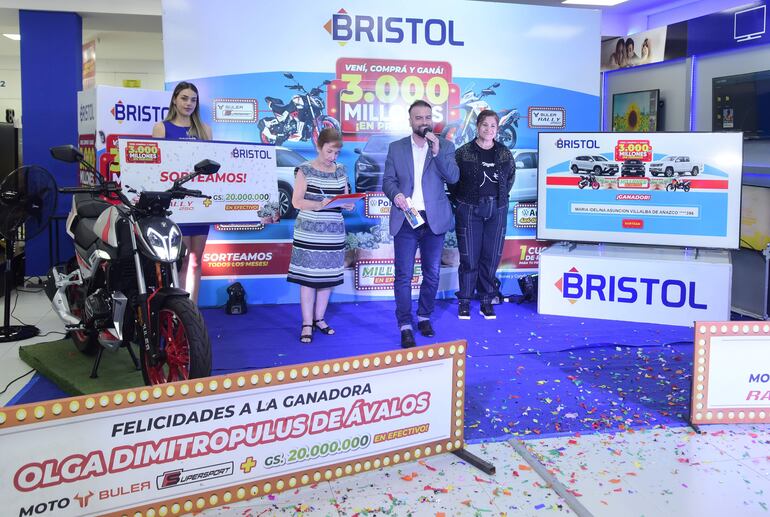 Marcelo Jara animó el nuevo sorteo de Bristol, que contó con la cerficación de la escribana María Blanca Grenno.