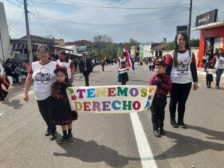 El desfile congregó a mucha gente.