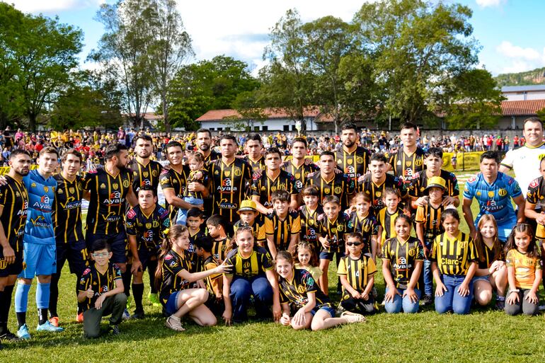 Los jugadores de Sudamérica en la previa de la final de la Liga Regional de Fútbol de Paraguarí 2023.