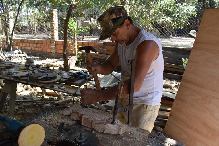 El trabajo de madera es muy solicitado para decorar la casa y su obra fue trofeo en la competencia de pesca.