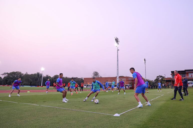 Alejandro Romero Gamarra, Antonio Sanabria y Alex Arce en el intenso trabajo táctico del plantel ante los ojos de Gustavo  Alfaro.