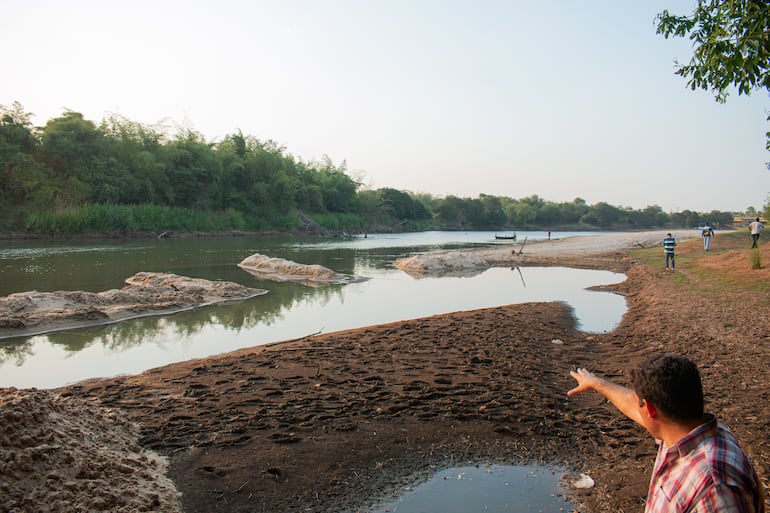 Iturbe: lugareños señalan a arroceras como responsables de la crisis hídrica en el río Tebicuary