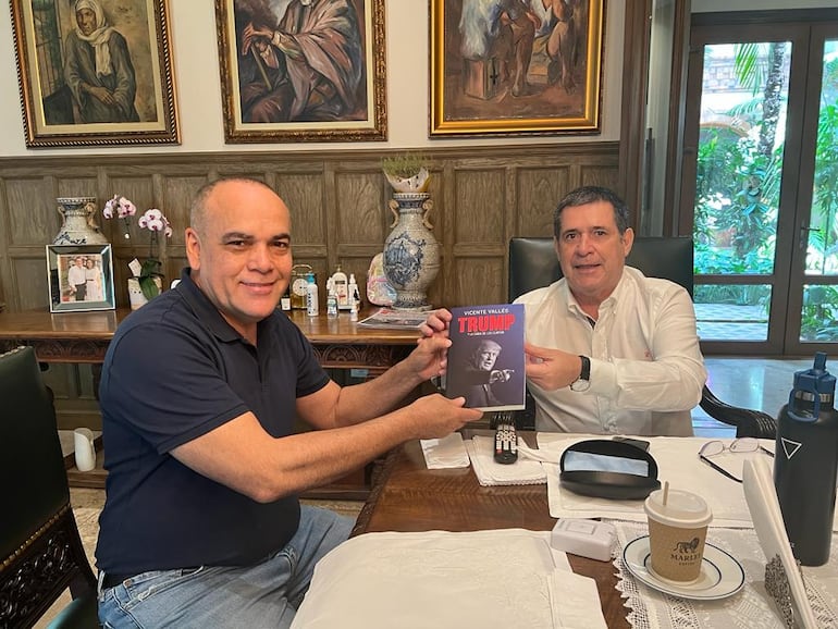 El senador Basilio Núñez y el expresidente Horacio Cartes posan con un libro sobre Donald Trump. (Imagen de archivo).