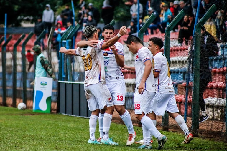 El goleador Rodrigo Ramón Alvarenga (10), recibe las felicitaciones de sus compañeros, luego de marcar el tanto del triunfo "alfarero". (Foto: APF)