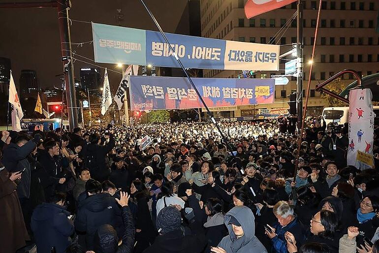 Miles protestan en Seúl contra la ley marcial decretada por el presidente surcoreano  Yoon Suk-yeol.