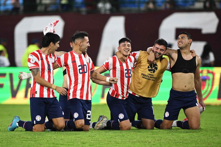 Los jugadores de Paraguay celebran la clasificación a Los Juegos Olímpicos París 2024 y la consagración de campeón del Preolímpico 2024 en el estadio Nacional Brígido Iriarte, en Caracas, Venezuela.