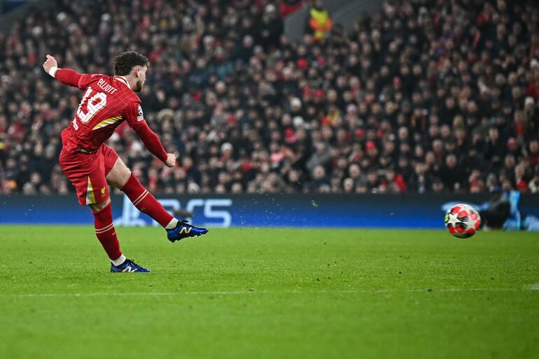 El centrocampista inglés del Liverpool Harvey Elliott dispara y anota el segundo gol de su equipo durante el partido de fútbol de la Liga de Campeones de la UEFA entre Liverpool y Lille LOSC en Anfield.