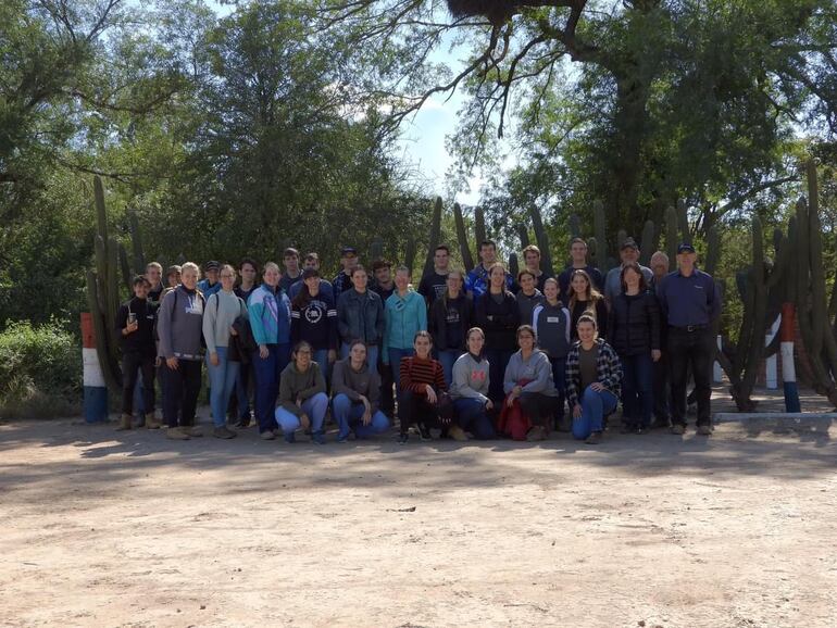 Alumnos y profesores del Colegio Filadelfia durante la jornada de restauración del Fortín Toledo.