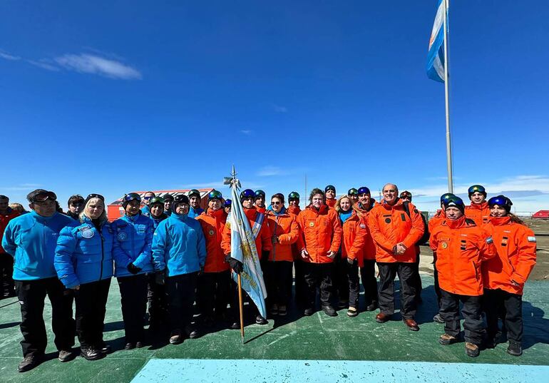 El presidente de Argentina, Javier Milei (C) y su hermana Karina Milei (C-R) posando para una fotografía en la base Marambio en la Antártida el 6 de enero de 2024.