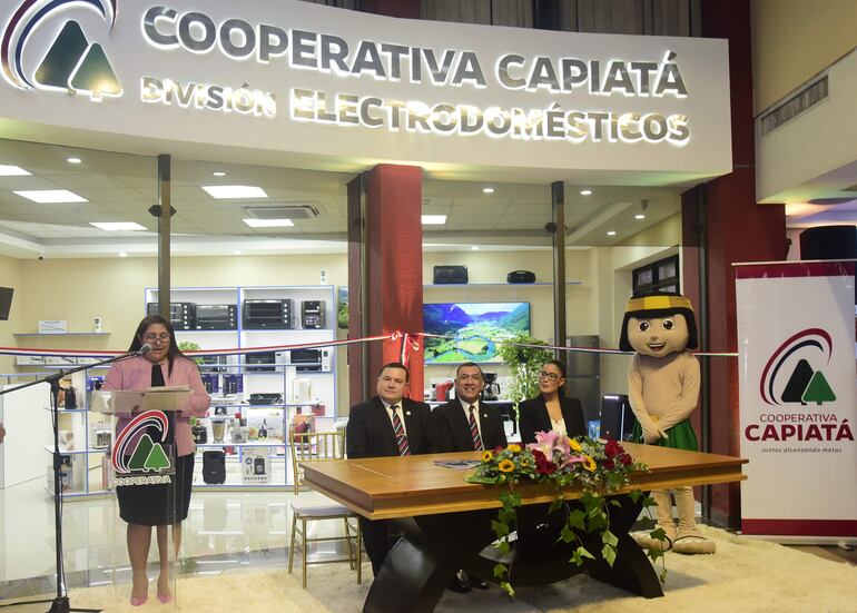 Elena Gómez, Enrique Vargas, César Rivas Ovelar y Carolina Riveros durante la presentación.