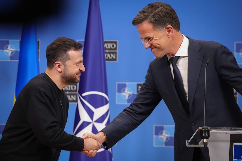 El presidente ucraniano Volodimir Zelenski (a la izquierda) y el secretario general de la OTAN, Mark Rutte, se saludan durante una conferencia de prensa el jueves en Bruselas, Bélgica.