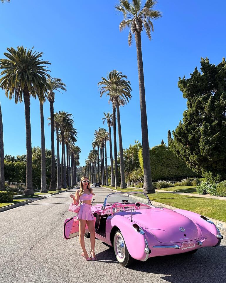 Margot Robbie llegando a una rueda de prensa en Los Ángeles en el famoso auto descapotable de Barbie. (Instagram/Barbie The Movie)