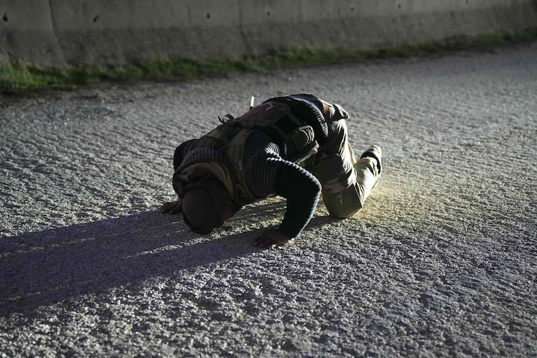 Un combatiente insurgente besa el suelo y reza tras la toma del aeropuerto de la localidad de Minagh, en el norte de Siria, el domingo.