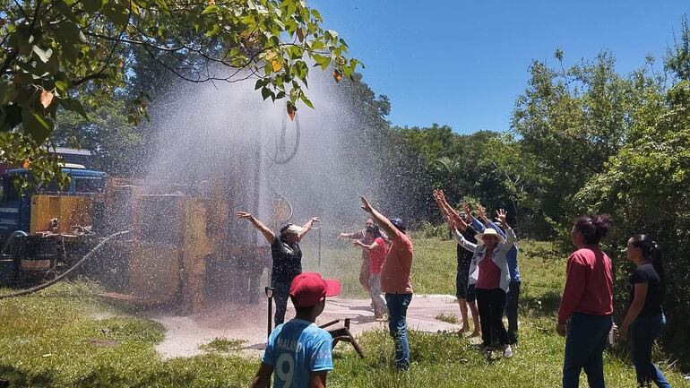 El intendente colorado Gustavo Penayo proyecta la perforación de más pozos artesianos en las comunidades rurales.